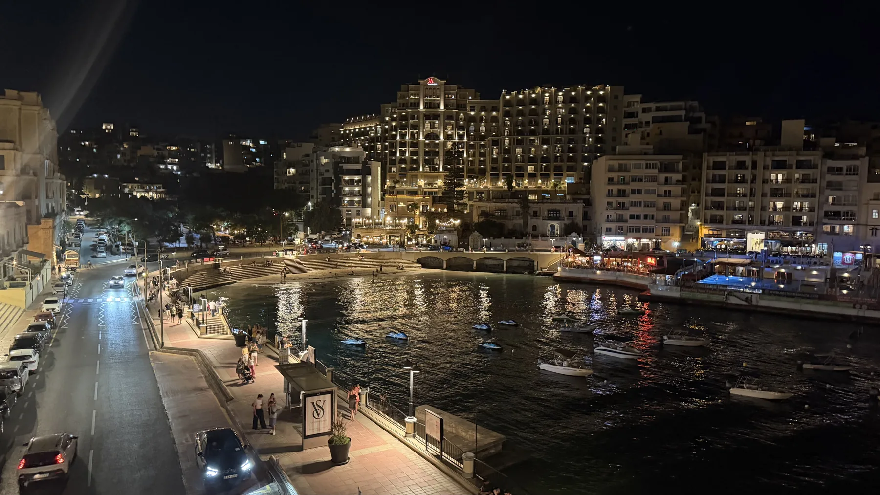 St. Julian's Bay in de avond